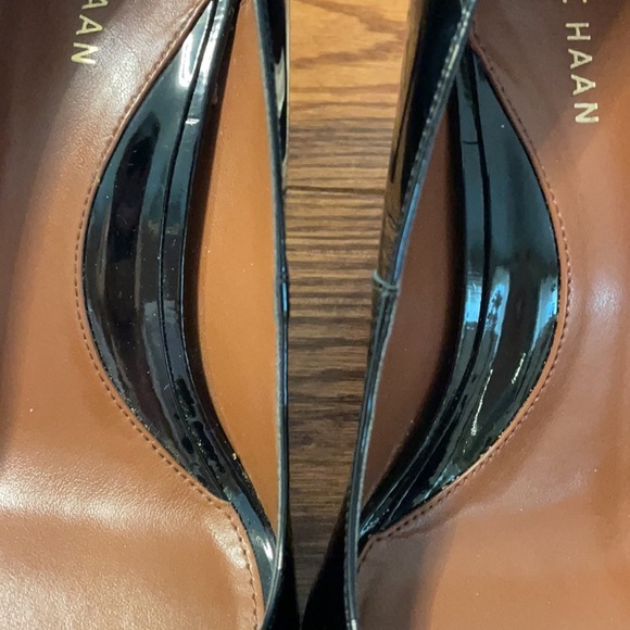 COLE HAAN BLACK PATENT LEATHER PEEP TOE HEELED PUMP. Size 6 - Picture 10 of 13